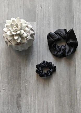 🖤 Lot de 2 Chouchous en satin noirs 💫 L’alternative chic & accessible pour tes boucles, merk: Boutique indépendante, staat: Nieuw met prijskaartje, € 3,50, € 4,38 inclusief Kopersbescherming