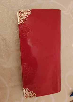 Pochette / Portefeuille rouge verni avec chaîne dorée et détails fleuris, condition: Very good, €8.00, €9.10 includes Buyer Protection