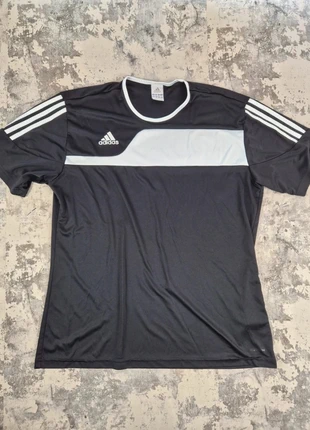 T-shirt Adidas noir et blanc taille XL, marque: adidas, état: Très bon état, taille: XL, 12,00 €, 13,30 € Protection acheteurs incluse