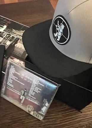 Sido VI Cap Kappe Deluxe Box Edition Limited Album 2CD Gold Digipak Neu & Ovp Sido Gold, zustand: Wie neu, 65,00 €, 68,95 € inklusive Vinted-Käuferschutz