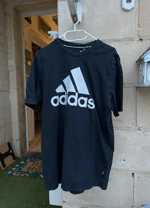 T shirt noir adidas taille M, marque: adidas, état: Très bon état, taille: M, 2,00 €, 2,80 € Protection acheteurs incluse