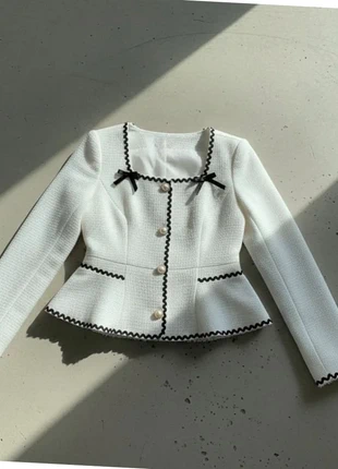 Veste nude à nœuds noirs et boutons nacrés, marque: atwoods, état: Très bon état, taille: M / 38 / 10, 54,99 €, 58,44 € Protection acheteurs incluse