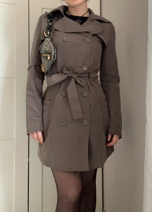 Light Brown Trench Coat With Large Buttons And Pockets, merk: Vero Moda, staat: Heel goed, maat: XS / 34 / 6, € 25,00, € 26,95 inclusief Kopersbescherming