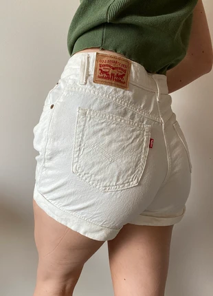 Witte short Levi’s maat 28 A-line mom jeans, marque: Levi's, état: Très bon état, taille: M / 38 / 10, 25,00 €, 26,95 € Protection acheteurs incluse