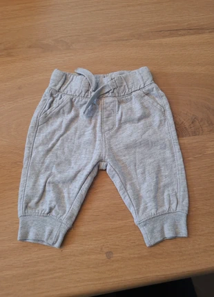 Stoer grijs broekje, merk: Baby Club, staat: Heel goed, maat: 3-6 maanden / 62 cm, € 1,00, € 1,75 inclusief Kopersbescherming