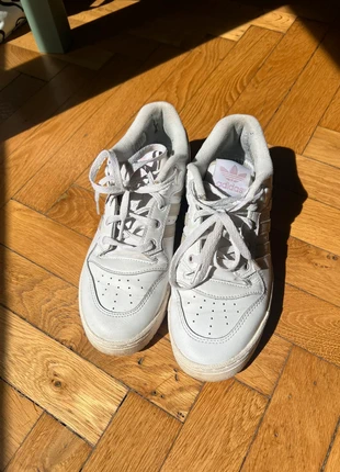 adidas blanche et rose cuir, marca: adidas, estado: Bom, tamanho: 41.5, €10.00, €11.20 inclui Proteção do Comprador