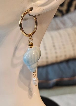 Boucles d'oreilles vintage créoles doré et coquillages bleu ciel en céramique et perles d eau douce, merk: Vintage, staat: Heel goed, € 16,00, € 17,50 inclusief Kopersbescherming