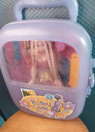 Valisette Trolley violette + Poupée et accessoires coiffure, marque: Amazon, état: Très bon état, taille: Taille unique, 6,00 €, 7,00 € Protection acheteurs incluse