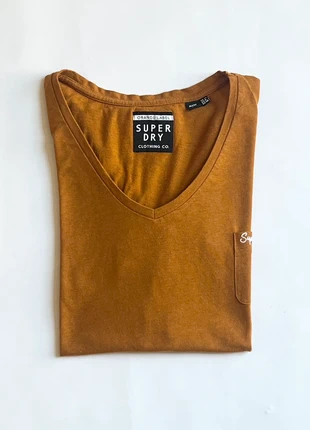 T-shirt Superdry ocre col V taille M coupe ajustée, merk: Superdry, staat: Heel goed, maat: M, € 10,00, € 11,20 inclusief Kopersbescherming