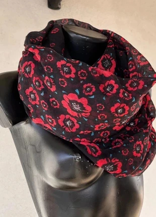 Sciarpa leggera Tally Weijl nera con fantasia a fiori rossi, marke: Tally Weijl, zustand: Sehr gut, 8,50 €, 9,63 € inklusive Vinted-Käuferschutz