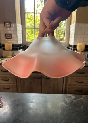 🌸 Vintage Frosted Pink Ruffled Glass Lampshade 🌸, marque: Unique, état: Très bon état, 20,00 €, 21,70 € Protection acheteurs incluse