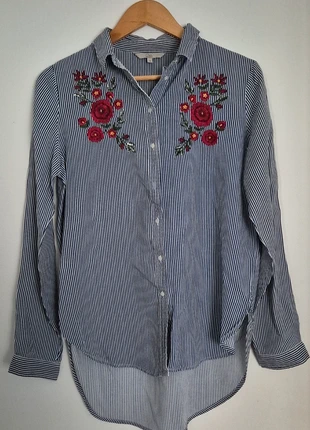 Chemise à rayures bleu et fleurs brodées, brand: C&A, condition: Very good, size: M / 38 / 10, €6.00, €7.00 includes Buyer Protection