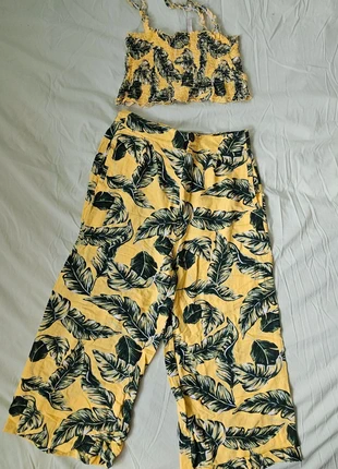 Ensemble Motif feuilles, marke: Stradivarius, zustand: Gut, größe: M / 38 / 10, 10,00 €, 11,20 € inklusive Vinted-Käuferschutz