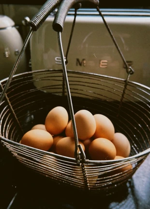 Vintage metalen eiermand – 30x23cm, marca: Top Vintage, estado: Satisfatório, €11.00, €12.25 inclui Proteção do Comprador