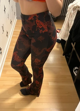 Pantalon flare motif dragon – Style tendance et original, brand: Shein, condizioni: Ottime, taglia: XS / IT 38 / EU 34, €2.00, €2.80 include la Protezione acquisti