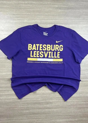 T-Shirt Nike «Batesburg Leesville» University Y2K - Sportswear US Violet (XL), brand: Nike, condizioni: Ottime, taglia: XL, €6.45, €7.47 include la Protezione acquisti