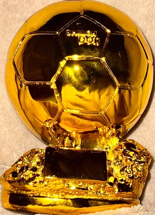 🏆 Ballon d'Or France Football Trophée 100 % résine doré idée décoration ou souvenir collection, marke: FIFA, zustand: Neu, 45,00 €, 47,95 € inklusive Vinted-Käuferschutz