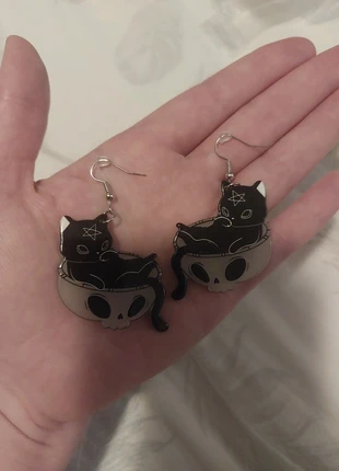 Black gothic cat in a cup earrings, merk: Alternative, staat: Nieuw zonder prijskaartje, € 3,00, € 3,85 inclusief Kopersbescherming