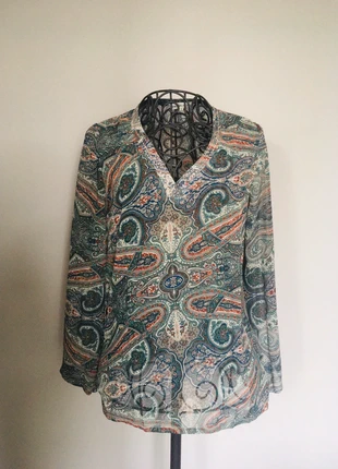 Jolie blouse/tunique imprimé cachemire avec détails brillants autour du col en V, merk: Millenium, staat: Heel goed, maat: M / 38 / 10, € 4,90, € 5,85 inclusief Kopersbescherming