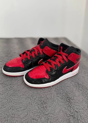Nike air Jordan 1 Mid GS black red bred 38,5, marke: Nike, zustand: Gut, größe: 38.5, 29,00 €, 31,15 € beinhaltet Vinted-Käuferschutz Pro