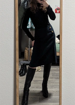 M&S Navy Midi Skirt with Gold Buttons – Size S, marque: Marks & Spencer, état: Très bon état, taille: S / 36 / 8, 5,00 €, 5,95 € Protection acheteurs incluse