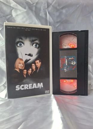 Lampe VHS Fait Main Scream Neuf, marque: Netflix, état: Très bon état, 8,00 €, 9,10 € Protection acheteurs incluse