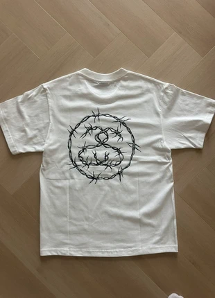 Stüssy Barbed Wire Logo T-Shirt Wit | Maat S, marque: Stüssy, état: Neuf sans étiquette, taille: S, 25,00 €, 26,95 € Protection acheteurs incluse