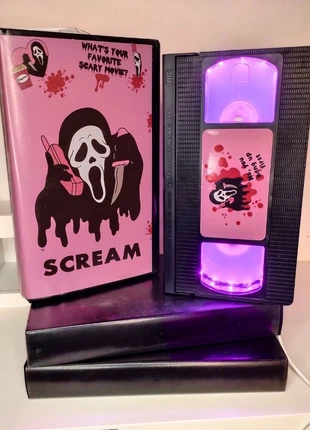 Scream Pink VHS Lamp 💖 Retro Horror Movie Light Decor, marque: Scream, état: Très bon état, 16,00 €, 17,50 € Protection acheteurs incluse