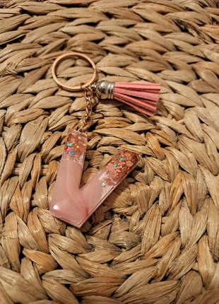 Sleutelhanger letter V, marque: merkloos, état: Neuf sans étiquette, 2,00 €, 2,80 € Protection acheteurs incluse