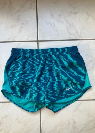 Short running Nike taille XS couleur vert, marke: Nike, zustand: Sehr gut, größe: XS / 34 / 6, 14,00 €, 15,40 € beinhaltet Vinted-Käuferschutz Pro