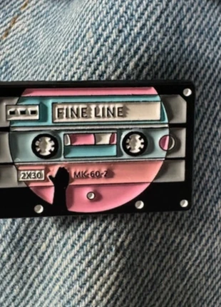 Pin’s émaillé cassette année 90 📼, marque: NO LABEL, état: Neuf avec étiquette, 5,00 €, 5,95 € Protection acheteurs (Pro) incluse