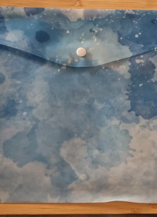 1 Pochette à bouton motif aquarelle bleu neuve, brand: SIMPLE, condizioni: Nuovo senza cartellino, €2.00, €2.80 include la Protezione acquisti