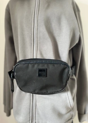 Banane / sacoche Hugo Boss noire – pratique, stylée, streetwear & casual, seconde main, marque: Hugo Boss, état: Bon état, 9,00 €, 10,15 € Protection acheteurs incluse