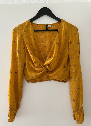 Żółta bluzka z motywem kwiatów, merk: H&M, staat: Heel goed, maat: L / 40 / 12, € 5,00, € 5,95 inclusief Kopersbescherming