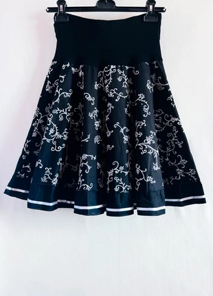 Gonna nera con stampa a fiori e plisse taglia M, brand: Boutique Italiana, condizioni: Ottime, taglia: M / IT 42 / EU 38, €11.00, €12.25 include la Protezione acquisti