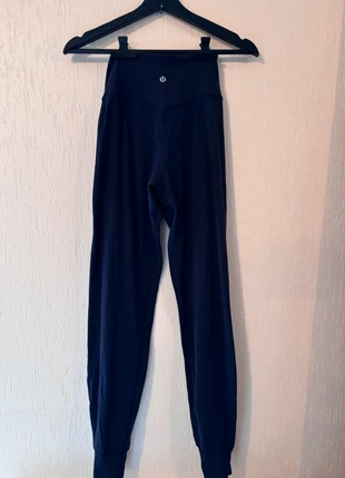 Legging Align ! Version Pieds Jogging ! LuluLemon Taille Haute taille 2 Bleu Marine, marque: Lululemon, état: Neuf sans étiquette, taille: XXXS / 30 / 2, 50,00 €, 53,20 € Protection acheteurs incluse