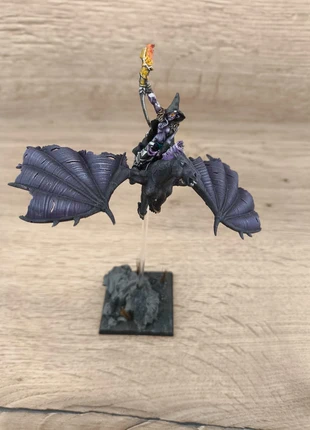🖤 Warhammer – Sorcière Suprême Elfe Noire sur Pégase Noir (proxy peinte), marke: Unique, zustand: Sehr gut, 50,00 €, 53,20 € inklusive Vinted-Käuferschutz