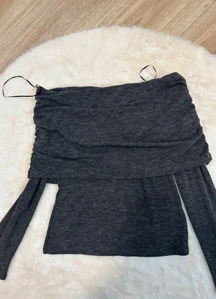 H&M Off-Shoulder Grey Long Sleeve Top – Size S, merk: H&M, staat: Heel goed, maat: S / 36 / 8, € 6,00, € 7,00 inclusief Kopersbescherming