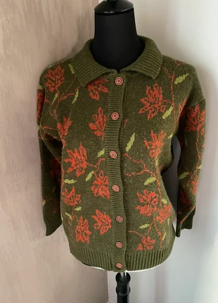 Vintage Floral Cardigan 38/40 – Gilet vert kaki à fleurs rouges, merk: Vintage Dressing, staat: Heel goed, maat: L / 40 / 12, € 26,95, € 29,00 inclusief Kopersbescherming Pro