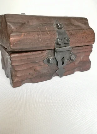 Boîte en bois massif sculptée à la main, esprit médiéval, brand: Vintage, condition: Very good, €10.00, €11.20 includes Buyer Protection