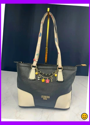 Sac à main et à épaule Guess noir et blanc, marque: GUESS, état: Bon état, 27,00 €, 29,05 € Protection acheteurs incluse