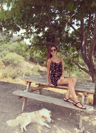 Stradivarius M Größe Schwarz Jumpsuit mir Blumenmuster ohne Gürtel, marque: Stradivarius, état: Très bon état, taille: M / 38 / 10, 12,00 €, 13,30 € Protection acheteurs incluse