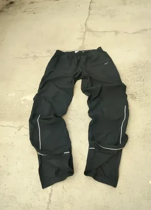 Schwarze Nike Sporthose mit weißen Streifen Größe M, marque: Nike, état: Très bon état, taille: M, 24,90 €, 26,85 € Protection acheteurs incluse