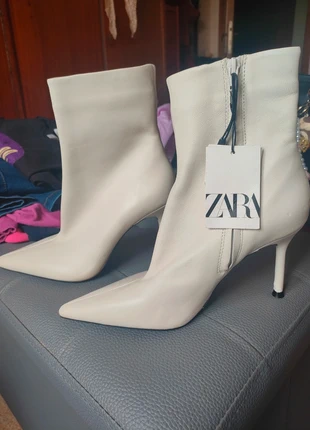 Stivaletti Zara a punta bianchi con tacco alto sottile 37 nuovi, marke: Zara, zustand: Neu, mit Etikett, größe: 37, 45,00 €, 47,95 € inklusive Vinted-Käuferschutz