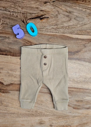 Beigekleurig broekje van Hema, marque: Hema, état: Très bon état, taille: Jusqu'à 1 mois / 50 cm, 1,50 €, 2,28 € Protection acheteurs incluse