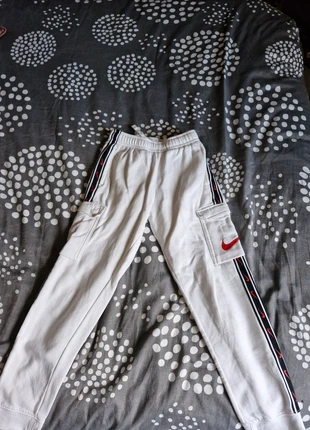 Jogging nike blanc taille M ( prix négociable), marke: Nike, zustand: Sehr gut, größe: M, 12,00 €, 13,30 € inklusive Vinted-Käuferschutz