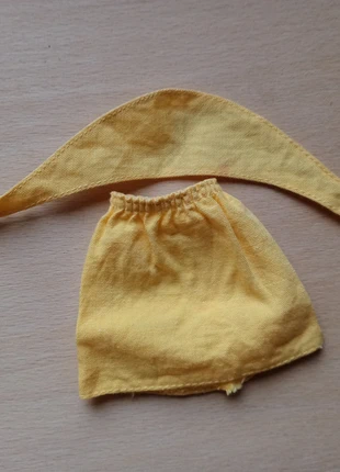 Jupe jaune et foulard Poupée, estado: Bom, tamanho: Tamanho único, €3.00, €3.85 inclui Proteção do Comprador