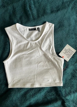 New with tags asymmetrical white croptop, merk: ASOS, staat: Nieuw met prijskaartje, maat: S / 36 / 8, € 8,00, € 9,10 inclusief Kopersbescherming
