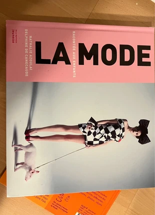 Livre « La mode racontée aux enfants », état: Très bon état, 4,00 €, 4,90 € Protection acheteurs incluse