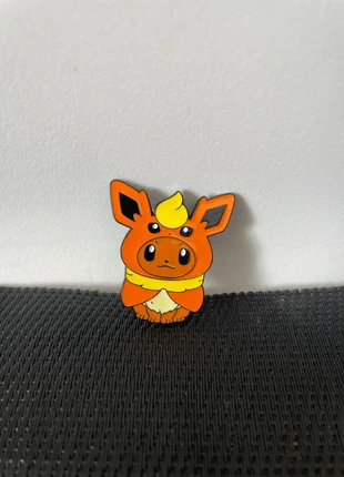 Pin’s Evoli eevee poncho Pyroli flareon Pokémon broche en très bon état, brand: Pokémon, condition: Very good, €3.00, €3.85 includes Buyer Protection Pro